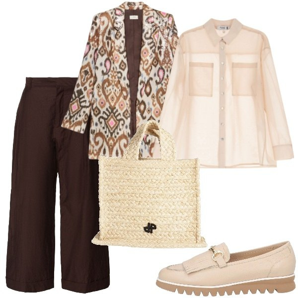 Outfit donna - A spasso per la città. Stile Casual chic per Tutti i giorni. Abbinamento con borse a mano, mocassini, camicie, blazer, pantaloni.