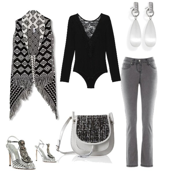 Outfit donna - Black and White. per Serata fuori. Abbinamento con jeans slim fit, poncio nero, body con pizzo e scollo a maniche lunghe con bottoni nero, sandali con perline e cinturino open toe in denim, shopping bag grigio, orecchini rosa e bianco.