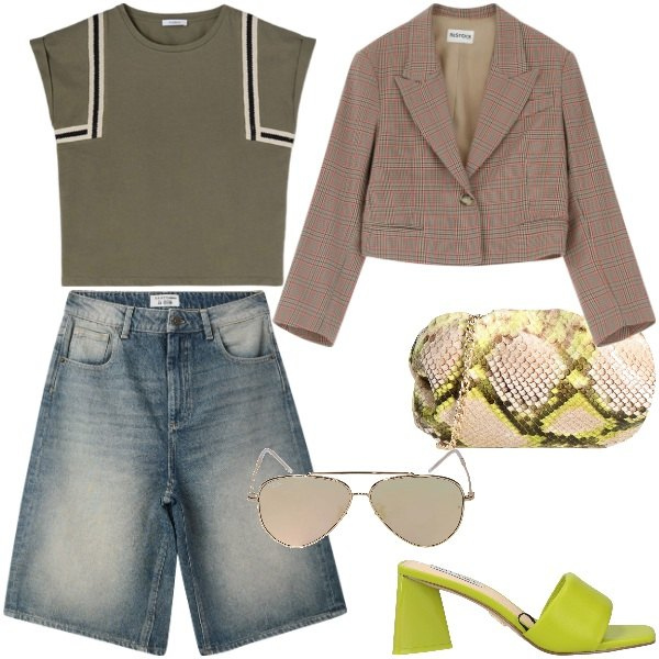 Outfit donna - Bermuda in denim da passeggio. Stile Urban per Tutti i giorni. Abbinamento con borse a tracolla, sandali col tacco, bermuda, blazer, occhiali da sole, t-shirt.