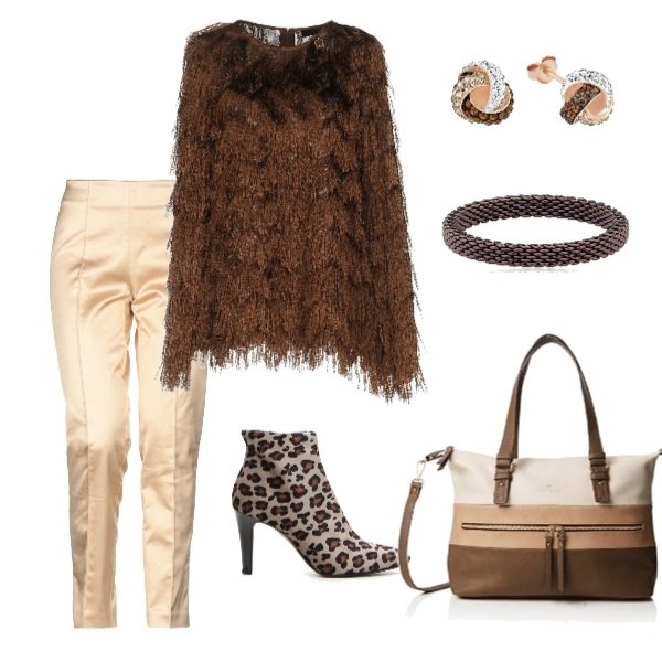 Outfit donna - Un tocco animalier. Stile Chic per Serata fuori. Abbinamento con camicia, pantaloni, borsa beige e grigio, stivaletti, orecchini multicolore, anello.