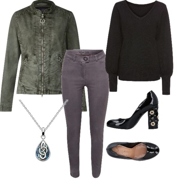 Outfit donna - Biker style. Stile Basic per Tutti i giorni. Abbinamento con maglieria, décolleté effetto vernice con tacco geometrico e punta tonda tinta unita, cappotto verde e kaki, pantalone grigio, anello con zip e catenina argento.