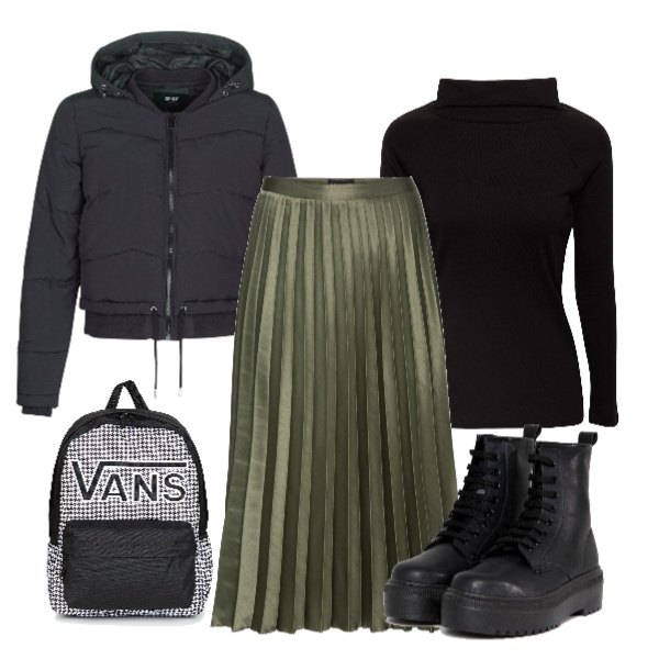 Outfit donna - Verdeapieghe. Stile Trendy per Tutti i giorni. Abbinamento con gonna effetto satinato con zip verde, piumino nero, zaino nero, maglia a maniche lunghe nero, stivali con stringhe e punta tonda in denim.