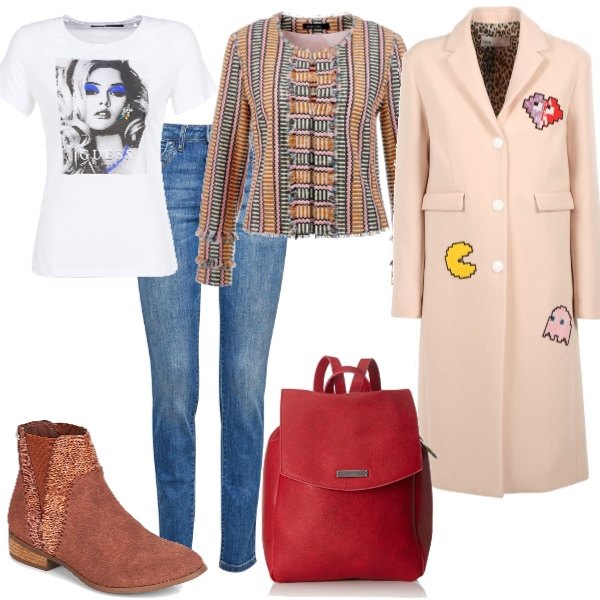 Outfit donna - Game over. Stile Trendy per Tutti i giorni. Abbinamento con t-shirt a maniche corte bianco, stivaletti marrone, giacca rosso e rosa, borsa zainetto rosso, cappotto con spacco e bottoni multicolore e rosa, jeans slim fit blu.