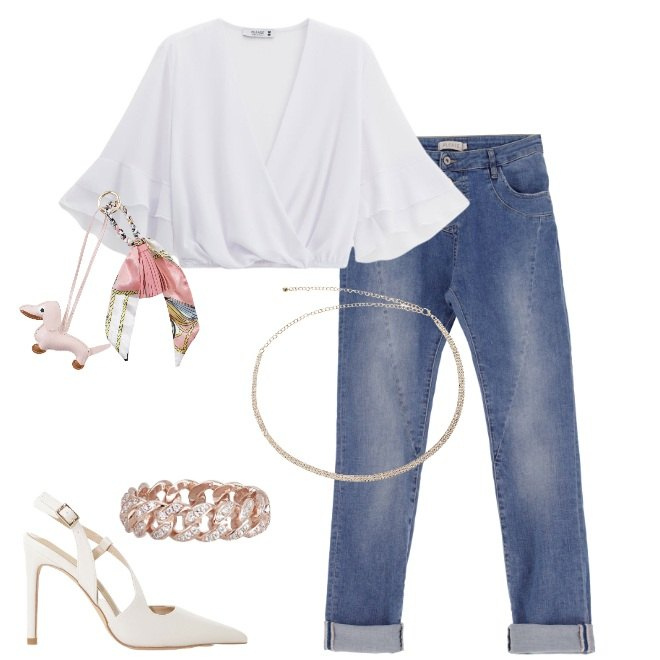 Outfit donna - uscita con le amiche. Stile Casual chic per Tutti i giorni. Abbinamento con anelli, décolleté, jeans slim fit, top, cinture, portachiavi.