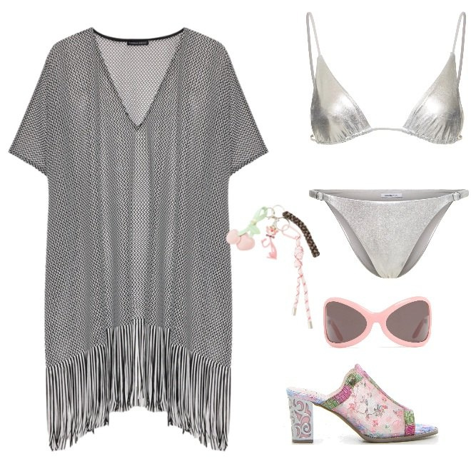 Outfit donna - Argento che brilla sotto il sole. Stile Chic per Mare. Abbinamento con portachiavi, caftani, bikini, bikini, occhiali da sole, sabot.