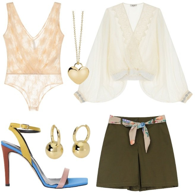 Outfit donna - Blusa e pantaloncini. Stile Chic per Tutti i giorni. Abbinamento con collane, orecchini, body, shorts, bluse, sandali col tacco.