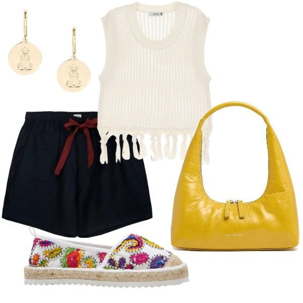 Outfit donna - la maglietta con le frange. Stile Casual per Tutti i giorni. Abbinamento con espadrillas, maglieria, orecchini, shorts, borse a spalla.