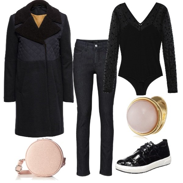 Outfit donna - Basic #115. Stile Basic per Tutti i giorni. Abbinamento con jeans skinny, cappotto nero, body con scollo a maniche lunghe in tulle con bottoni nero, collana, scarpe da ginnastica nero, borsa a spalla arancione.