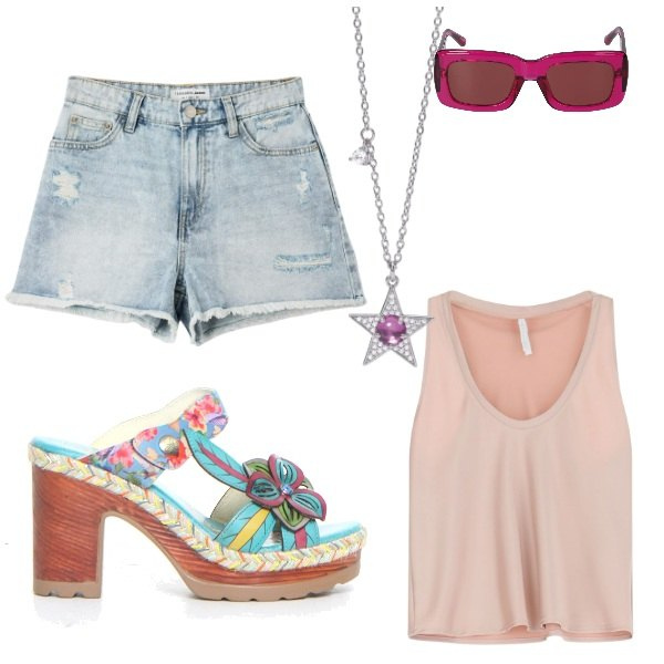 Outfit donna - grigliata in campagna con amici. Stile Casual chic per Tutti i giorni. Abbinamento con shorts, collane, canottiere, ciabatte, occhiali da sole.
