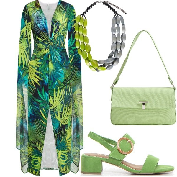 Outfit donna - Per non passare inosservati. Stile Casual chic per Serata fuori. Abbinamento con vestiti, borse a spalla, collane, sandali col tacco.