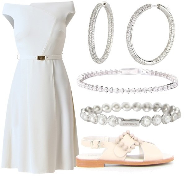 Outfit donna - Donna Curvy in bianco. Stile Glamour per Serata fuori. Abbinamento con braccialetti, orecchini, braccialetti, vestiti, sandali.