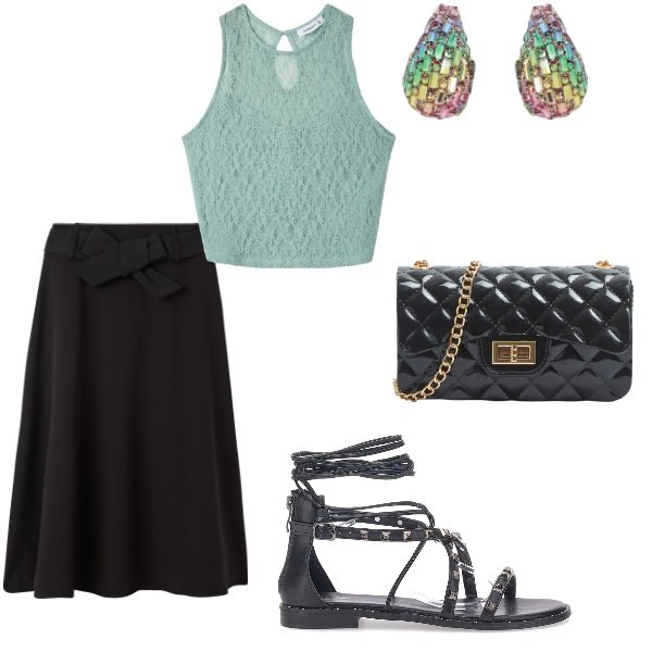 Outfit donna - Serata tra amici. Stile Casual chic per Serata fuori. Abbinamento con top, borse a tracolla, gonne lunghe, orecchini, sandali alla schiava.