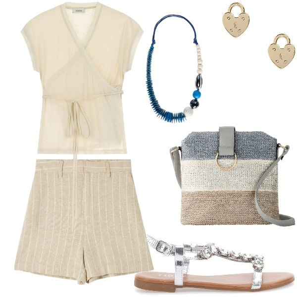Outfit donna - Le serate di Luglio. Stile Casual chic per Serata fuori. Abbinamento con borse a tracolla, bermuda, top, orecchini, sandali gioiello, collane.