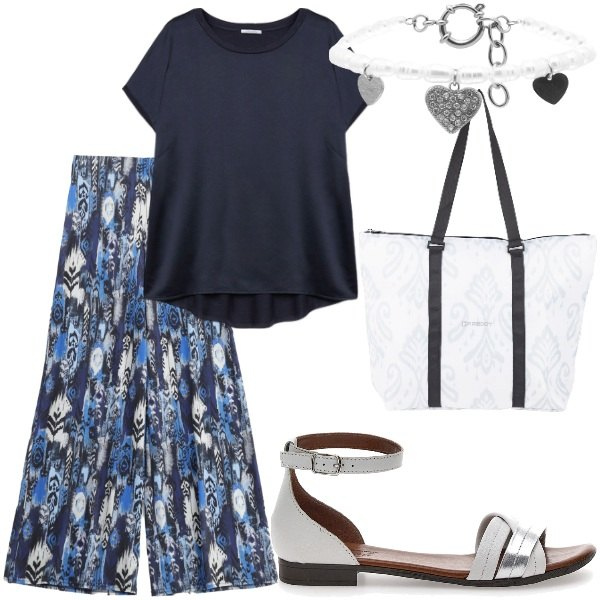 Outfit donna - Outifit di luglio. Stile Casual chic per Tutti i giorni. Abbinamento con pantaloni, shopping bag, braccialetti, sandali in pelle, t-shirt.