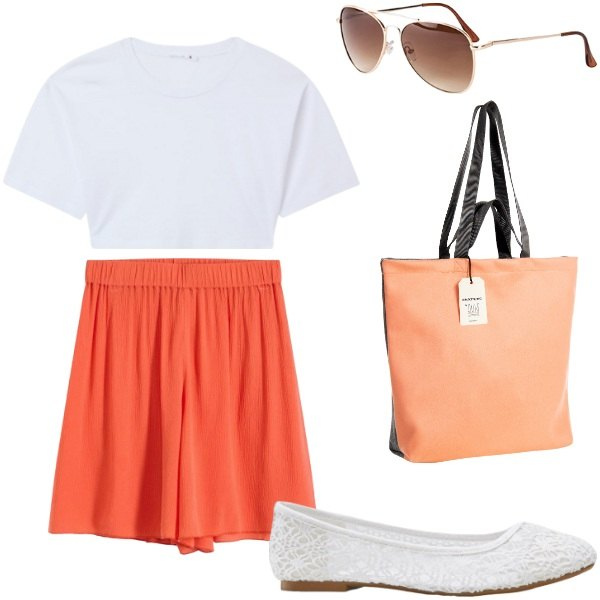 Outfit donna - Outifit di luglio. Stile Casual per Tutti i giorni. Abbinamento con occhiali da sole, ballerine, shorts, t-shirt, borse tote.