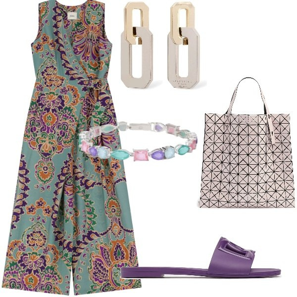Outfit donna - Serata tra amici. Stile Casual chic per Serata fuori. Abbinamento con braccialetti, tute, sandali col tacco, shopping bag, orecchini.