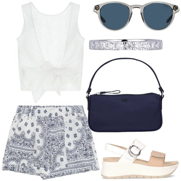 Outfit donna - Please Summer Sale SS25. Stile Casual chic per Tutti i giorni. Abbinamento con anelli, shorts, top, occhiali da sole, pochette, sandali.