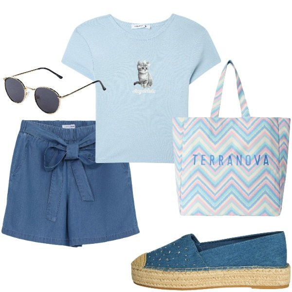 Outfit donna - Outifit di luglio. Stile Casual per Tutti i giorni. Abbinamento con occhiali da sole, shorts, t-shirt, espadrillas, borse tote.