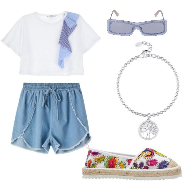 Outfit donna - Outifit di luglio. Stile Casual per Tutti i giorni. Abbinamento con espadrillas, shorts, braccialetti con ciondoli, t-shirt, occhiali da sole.