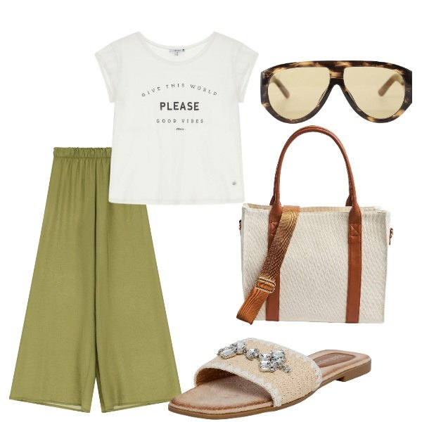 Outfit donna - Outifit di luglio. Stile Casual per Tutti i giorni. Abbinamento con ciabatte, shopping bag, t-shirt, occhiali da sole, pantaloni.