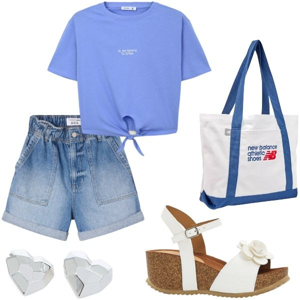 Outfit donna - Outifit di luglio. Stile Casual per Tutti i giorni. Abbinamento con sandali, t-shirt, shorts, shopping bag, orecchini.