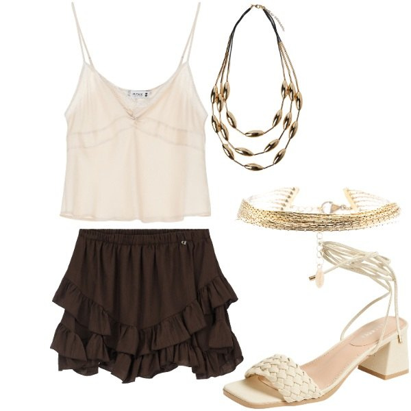Outfit donna - Le serate di Luglio. Stile Casual per Tutti i giorni. Abbinamento con sandali alla schiava, top, braccialetti, minigonne, collane.