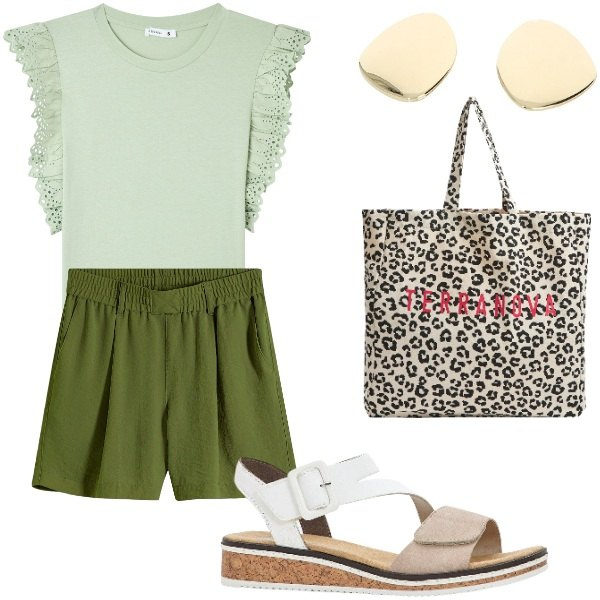 Outfit donna - Outifit di luglio. Stile Casual per Tutti i giorni. Abbinamento con bermuda, sandali, t-shirt, shopping bag, orecchini.
