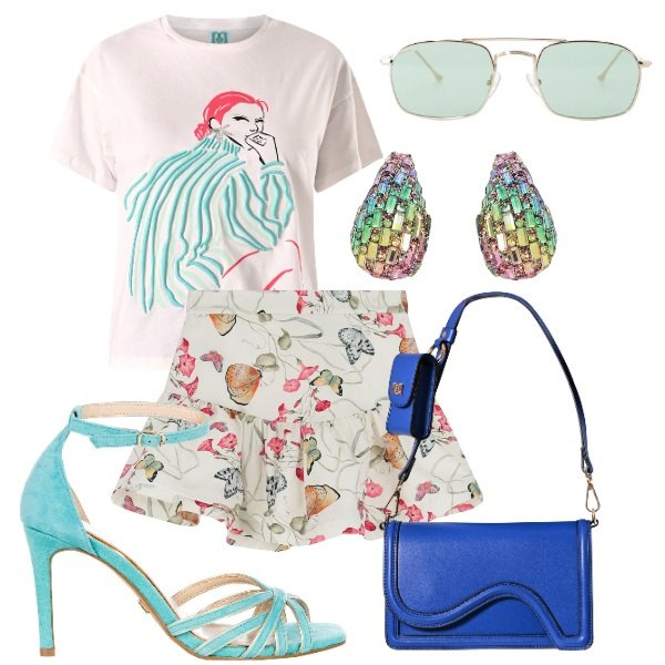 Outfit donna - il mio stile. Stile Romantica per Tutti i giorni. Abbinamento con sandali col tacco, pochette, t-shirt, occhiali da sole, minigonne, orecchini.