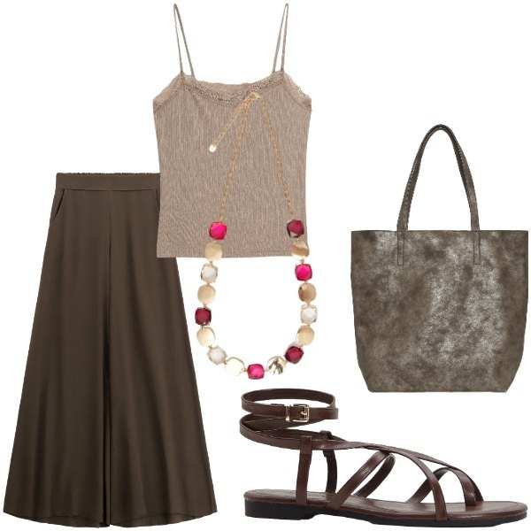 Outfit donna - Le serate di Luglio. Stile Casual chic per Tutti i giorni. Abbinamento con sandali, canottiere, borse tote, pantaloni, collane.