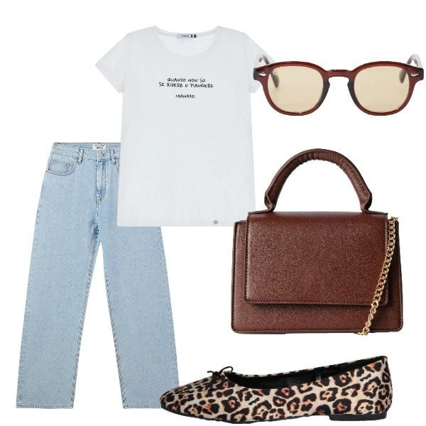 Outfit donna - Outifit di luglio. Stile Casual per Tutti i giorni. Abbinamento con ballerine, borse a tracolla, jeans, t-shirt, occhiali da sole.