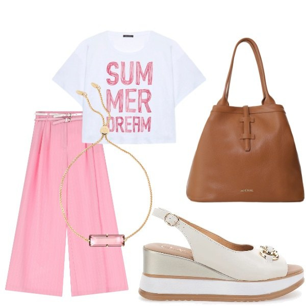 Outfit donna - Di sera ad Agosto. Stile Casual chic per Serata fuori. Abbinamento con pantaloni a palazzo, borse tote, braccialetti, sandali in pelle, t-shirt.