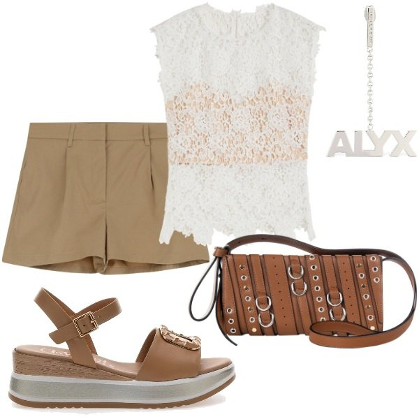 Outfit donna - Di sera ad Agosto. Stile Casual chic per Tutti i giorni. Abbinamento con top, borse a spalla, shorts, sandali, orecchini.