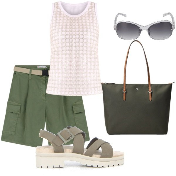 Outfit donna - E siamo in Agosto....... Stile Casual per Tutti i giorni. Abbinamento con top, shorts, borse tote, occhiali da sole, sandali.