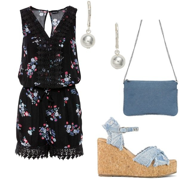 Outfit donna - Di sera ad Agosto. Stile Casual per Tutti i giorni. Abbinamento con tuta corta, borse a tracolla, orecchini, zeppe.