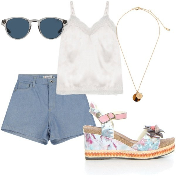 Outfit donna - E siamo in Agosto....... Stile Casual per Tutti i giorni. Abbinamento con shorts, occhiali da sole, collane, canottiere, sandali.