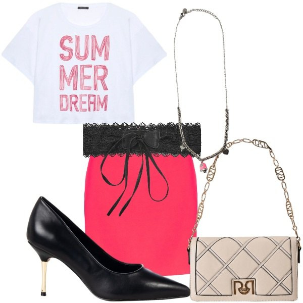 Outfit donna - sogno di mezza estate. Stile Romantica per Tutti i giorni. Abbinamento con cinture, décolleté, borse a tracolla, minigonne, ciondoli, t-shirt.