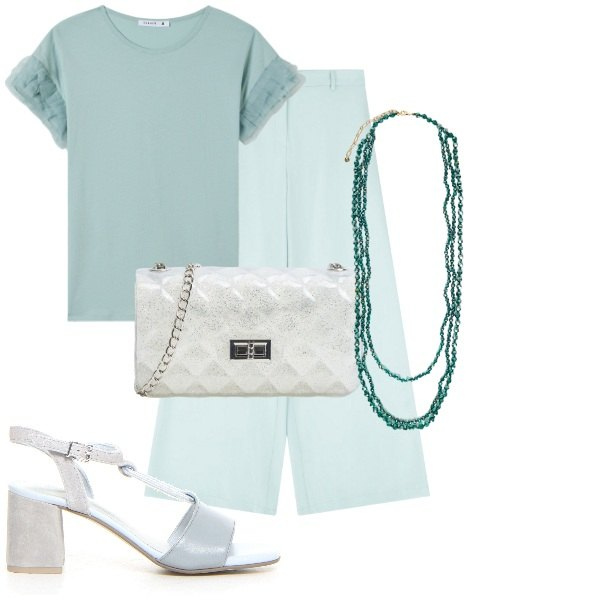 Outfit donna - incantevole curvy. Stile Glamour per Serata fuori. Abbinamento con t-shirt, borse a tracolla, pantaloni, collane, sandali col tacco.