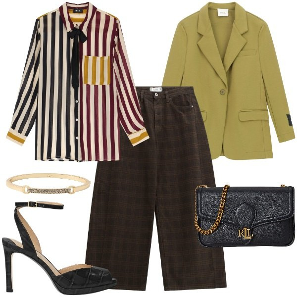 Outfit donna - Serata in riga. Stile Chic per Serata fuori. Abbinamento con pantaloni, blazer, camicie, sandali in pelle, clutch, braccialetti.