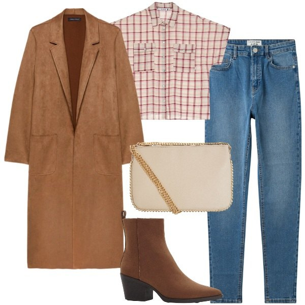 Outfit donna - Jeans e cappottino in suade. Stile Trendy per Tutti i giorni. Abbinamento con stivaletti texani, jeans skinny, borse a tracolla, camicie a manica corta, trench.