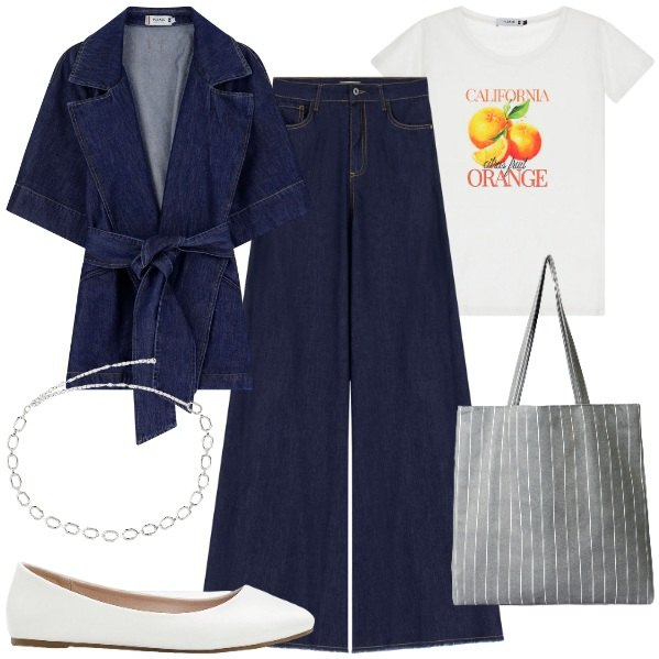 Outfit donna - Denim e ballerine. Stile Casual chic per Tutti i giorni. Abbinamento con ballerine, shopping bag, trench, t-shirt, jeans a zampa, collane.