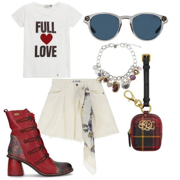 Outfit donna - stravagante. Stile Trendy per Tutti i giorni. Abbinamento con shorts, t-shirt, braccialetti con ciondoli, occhiali da sole, pochette, stivaletti.