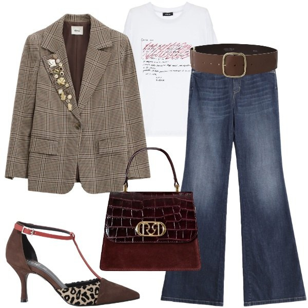 Outfit donna - Blazer check perfetto ad ottobre. Stile Trendy per Tutti i giorni. Abbinamento con jeans a zampa, blazer, cinture, décolleté, t-shirt, borse a mano.