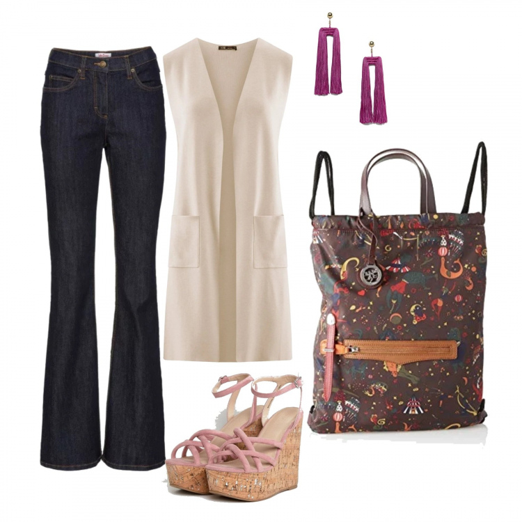 Outfit donna - Total look #226959. per Serata fuori. Abbinamento con jeans bootcut, zeppe con plateau e tacco alto collo aperto con cinturino in denim, gilet spacchi laterali in in maglia con tasche beige, zaino con manico e tracolla regolabile marrone, orecchini pendenti farfalla in denim con nappine oro.