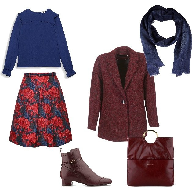 Outfit donna - Gonna fantasia. Stile Trendy per Tutti i giorni. Abbinamento con cappotto rosso, gonna rosso e nero, camicia lunga navy, tronchetti oxford con cinturino bordeaux, clutch con zip interno foderato bordeaux, sciarpa con frange blu.