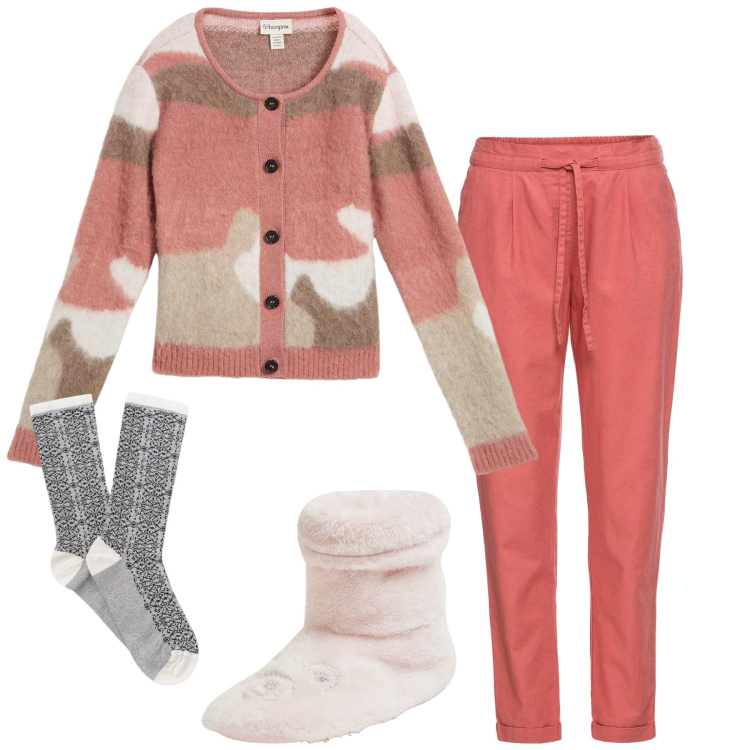 Outfit donna - Total look #2274931. Stile Basic per Tutti i giorni. Abbinamento con pantaloni, cardigans, pantofole, calzini.