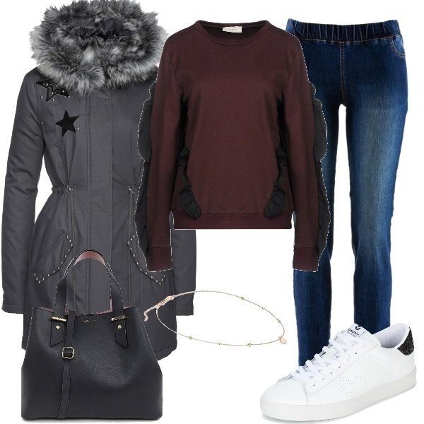 Outfit donna - Comoda ma curata. Stile Basic per Scuola/Università. Abbinamento con treggings, parka, felpa collo tondo a maniche lunghe in cotone tinta unita, sneakers, zeppe con plateau e spalline taglia media, collana con ciondolo in argento 925 verde.