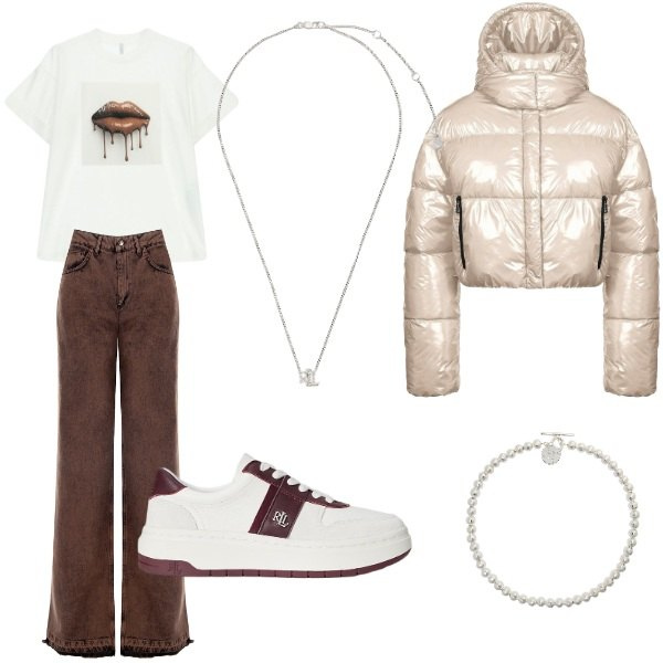 Outfit donna - casual style. Stile Casual per Tutti i giorni. Abbinamento con jeans dritti, t-shirt, collane, ciondoli, sneakers, piumini.