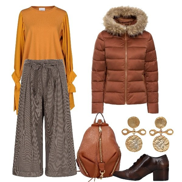Outfit donna - Il pull ocra. Stile Trendy per Ufficio. Abbinamento con giacche, scarpe stringate stringate con tacco squadrato interno sfoderato a punta in pelle sintetica tinta unita, pullover senza tasche lavorato a maglia collo tondo a maniche lunghe con laccetti crêpe, orecchini a clip oro, zaino, pantalone pied de poule.