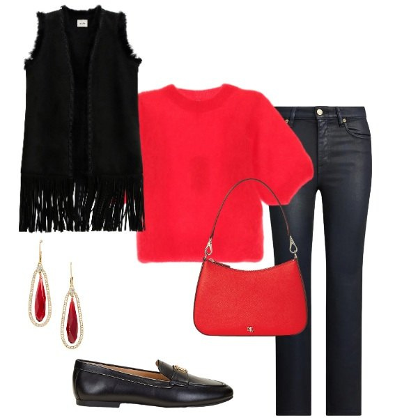 Outfit donna - Il gilet con le frange. Stile Casual chic per Serata fuori. Abbinamento con t-shirt, gilet, mocassini, borse a spalla, orecchini, jeans dritti.