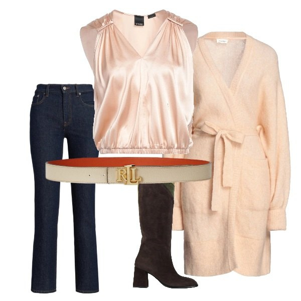 Outfit donna - top curvy. Stile Casual chic per Tutti i giorni. Abbinamento con top, stivali, cardigans, cinture, jeans bootcut.